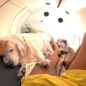 Alexis con su perro en