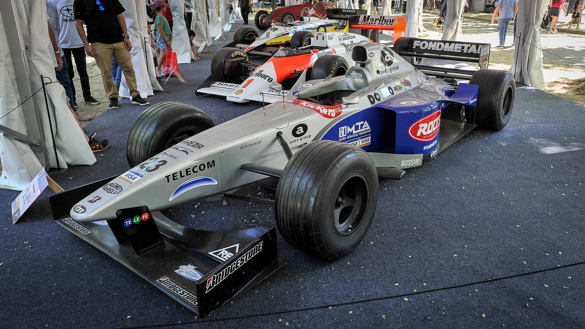 El Minardi de Tuero junto a otros autos de F1 (Gustavo Gavotti)