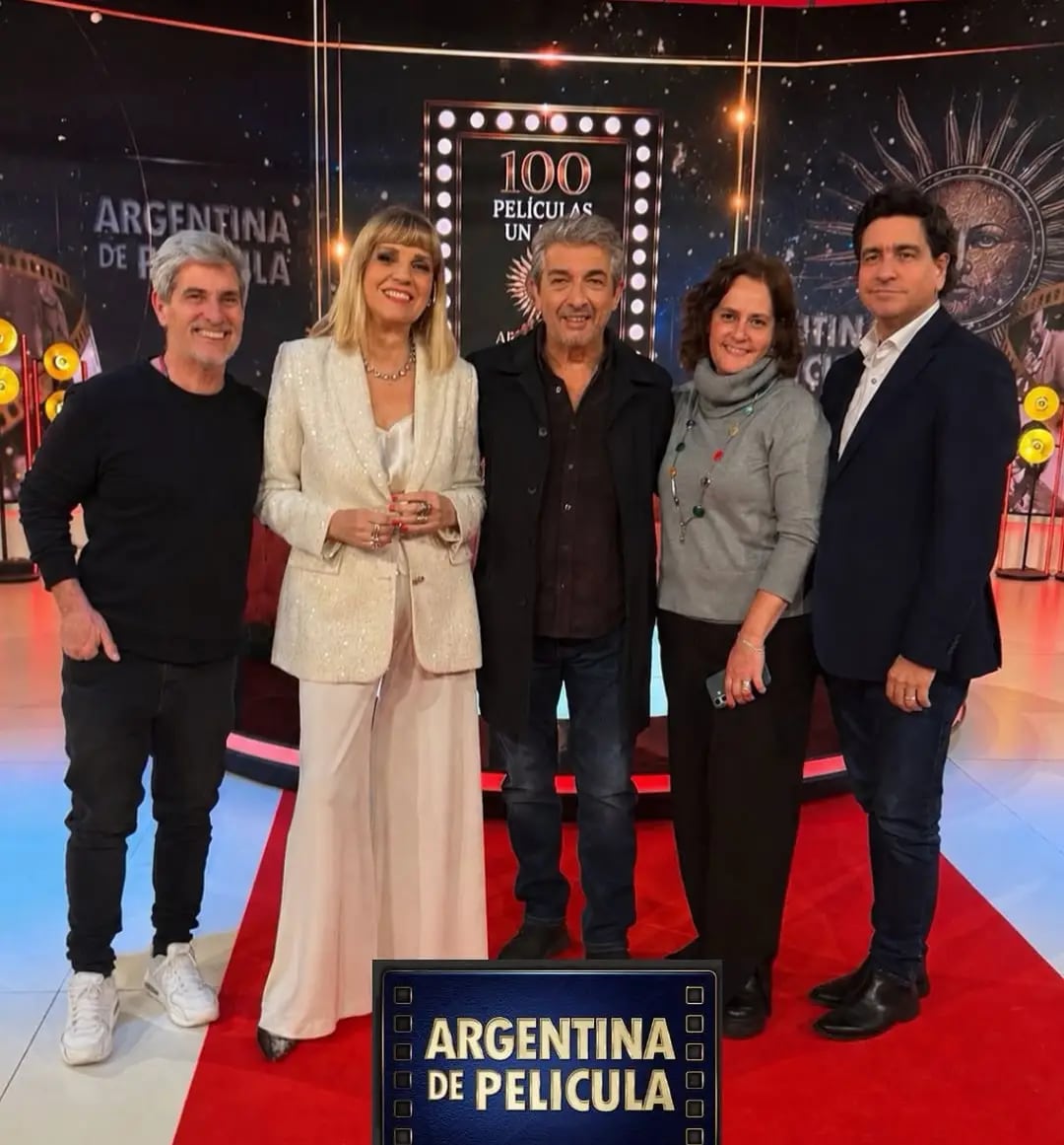 Chato Prada, Teté Coustarot, Ricardo Darín, Ana Laura Guevara y Martin Caramella posan en el estudio de televisión del programa