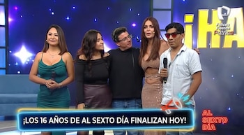 Cinco personas de pie en escenario de televisión azul. Tres mujeres y dos hombres. Dos mujeres y un hombre con micrófonos. Hombre con audífonos y lentes. Zócalo con texto