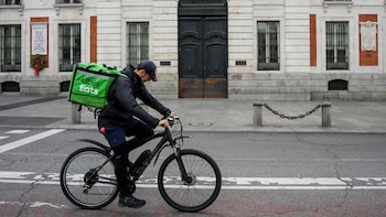 Denuncian a Uber Eats y Deliveroo por “trata de seres humanos” en Francia: los repartidores alegan “un sistema de explotación”