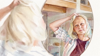 Ilustración en acuarela de una mano que retira una tela clara de un espejo ovalado donde se refleja una mujer de cabello rubio.