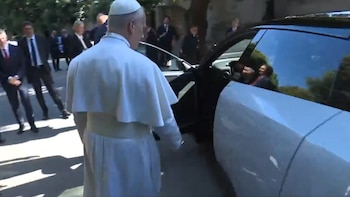 La imagen se viralizó rápidamente en medios y redes sociales, convirtiéndose en uno de los momentos más comentados de los primeros meses del pontificado. Captura de video