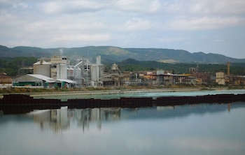 Vista del embalse de Flix, con la fábrica electroquímica al fondo. (SergiC/Wikimedia Commons)
