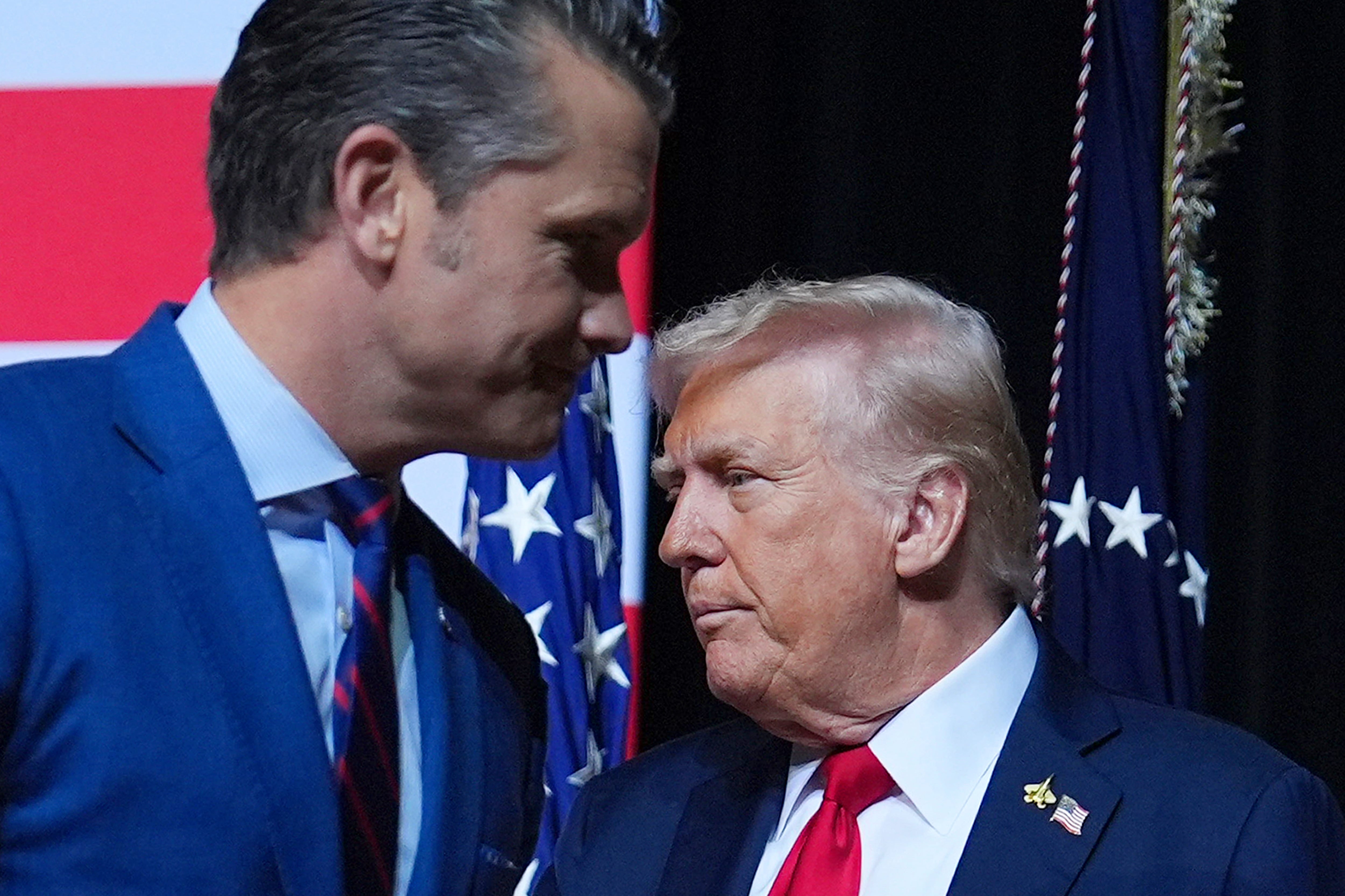 El presidente estadounidense Donald Trump saluda al secretario de Defensa Pete Hegseth en la Base del Cuerpo de la Infantería de Marina de Quantico, el 30 de septiembre de 2025. Ambos anunciarán medidas este lunes tras la incautación de petroleros venezolanos. (AP Foto/Evan Vucci)