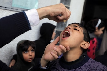 Um menino palestino recebe o