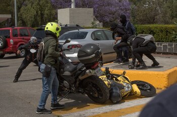 Jóvenes encapuchados arremeten contra periodistas