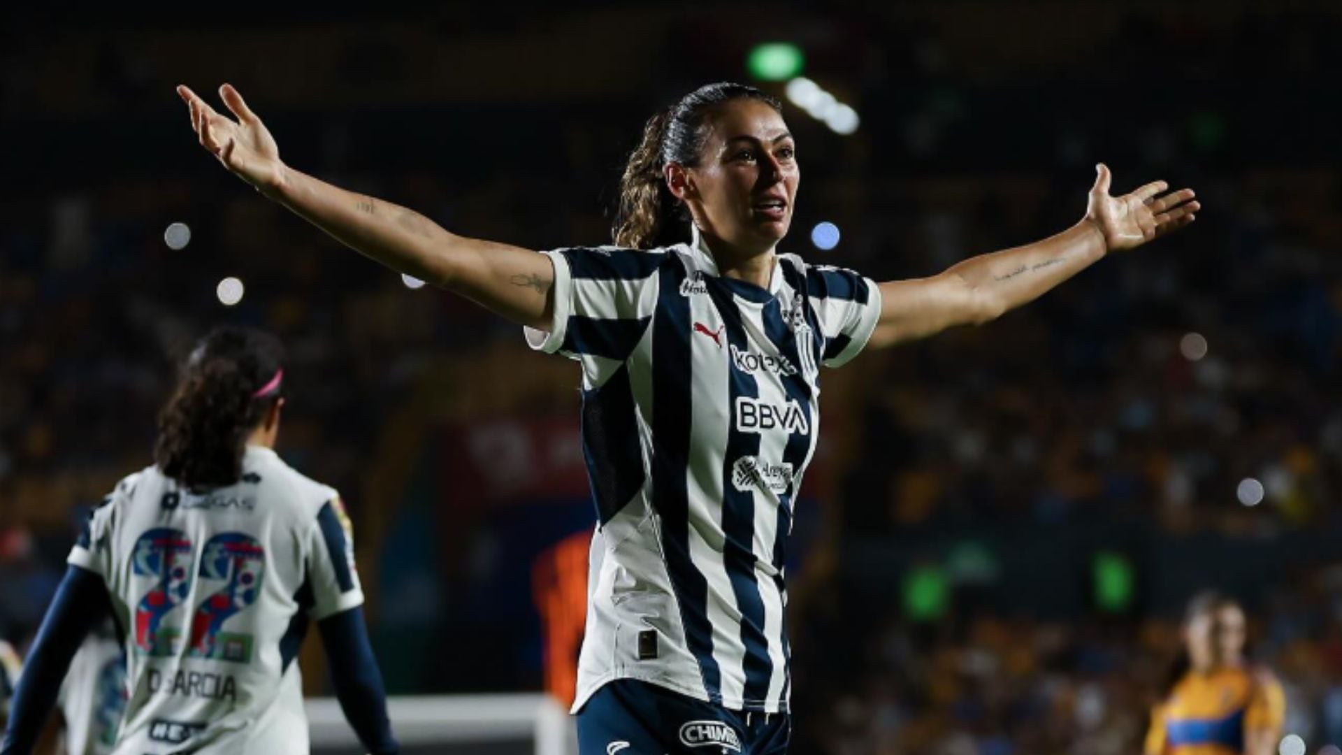 La futbolista que se convirtió en una de las máximas referentes ofensivas de Monterrey podría estar viviendo sus últimos momentos como profesional. (Instagram / @cburkyy)