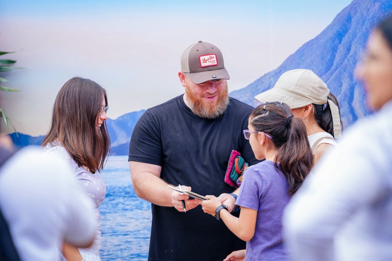 Kerry Mann cerró en Guatemala una semana de recorrido con un encuentro masivo en el Mercado de Artesanías La Aurora organizado por el Inguat. (Inguat)