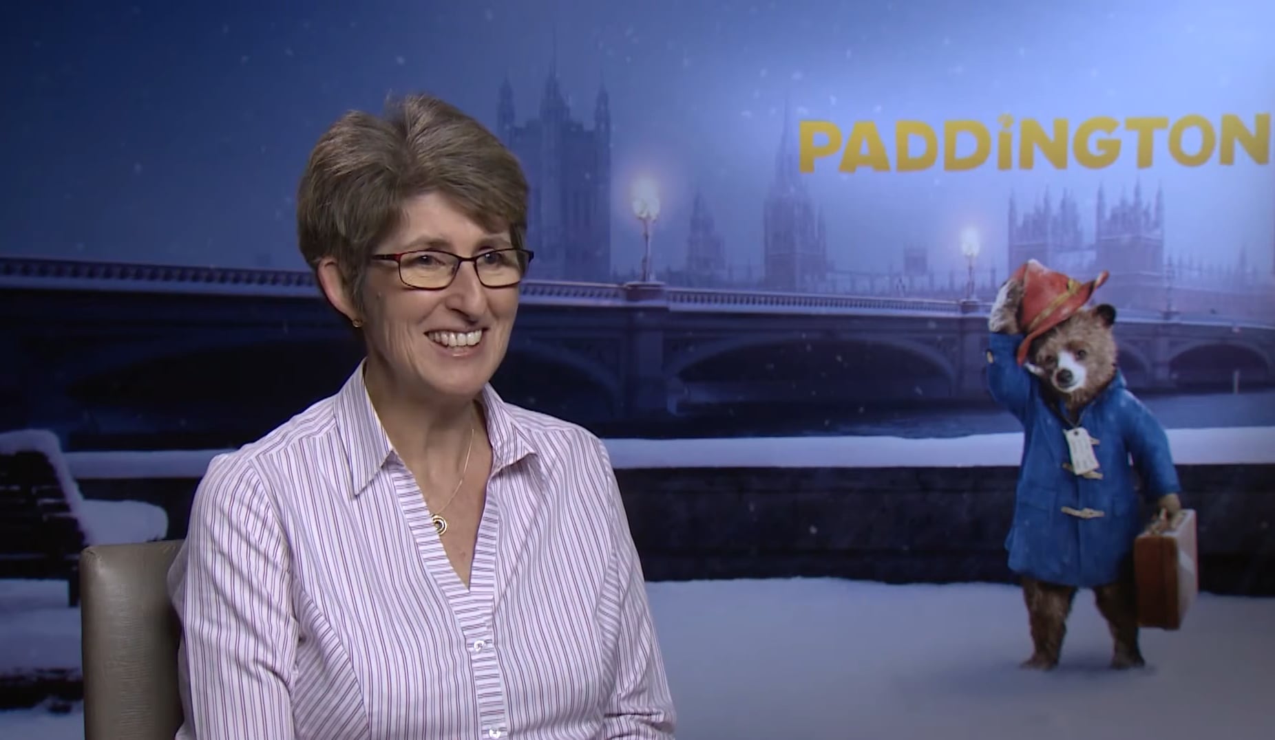 Los rasgos de Paddington, como la cortesía extrema y la torpeza, están inspirados en el padre de Bond y en anécdotas familiares auténticas, según relató Jankel (Captura de video: YouTube/HeyUGuys)