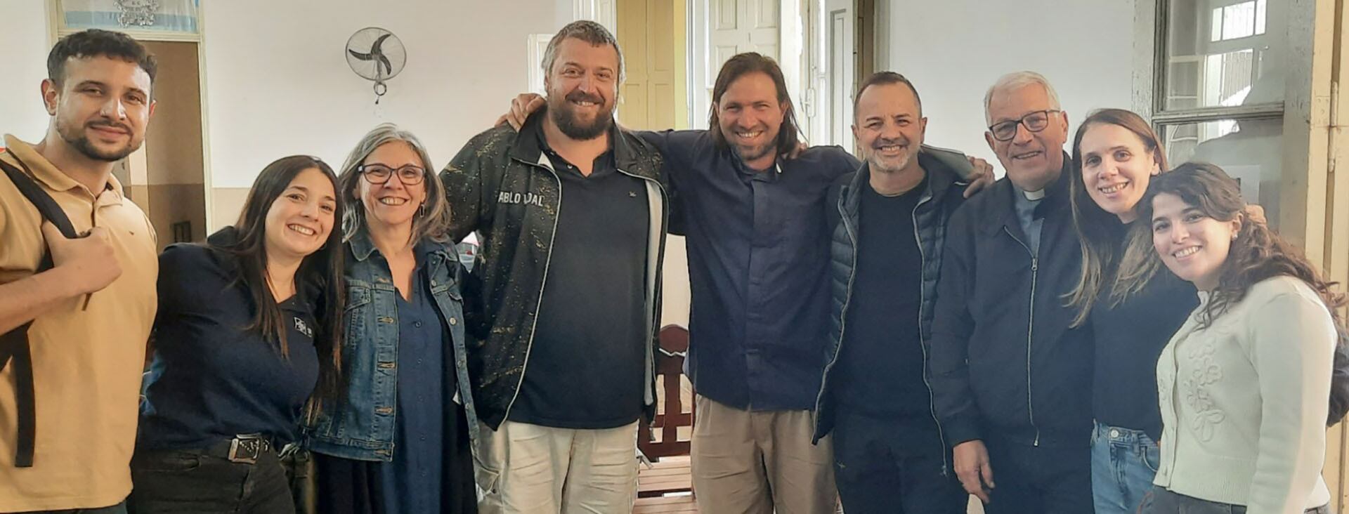 Mons. Eduardo García (3° desde la izq), Pablo Vidal y Padre Nicolás “Tano” Angelotti (en el centro), junto a referentes de Casas Libertad de Córdoba, Capital y Rosario