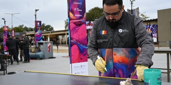 El escultor rumano Bogdan Adrian