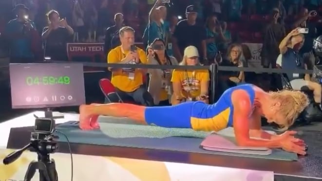 La atleta de 61 años superó su registro previo de cuatro horas, treinta minutos y once segundos en St. George, Utah (Captura de video)