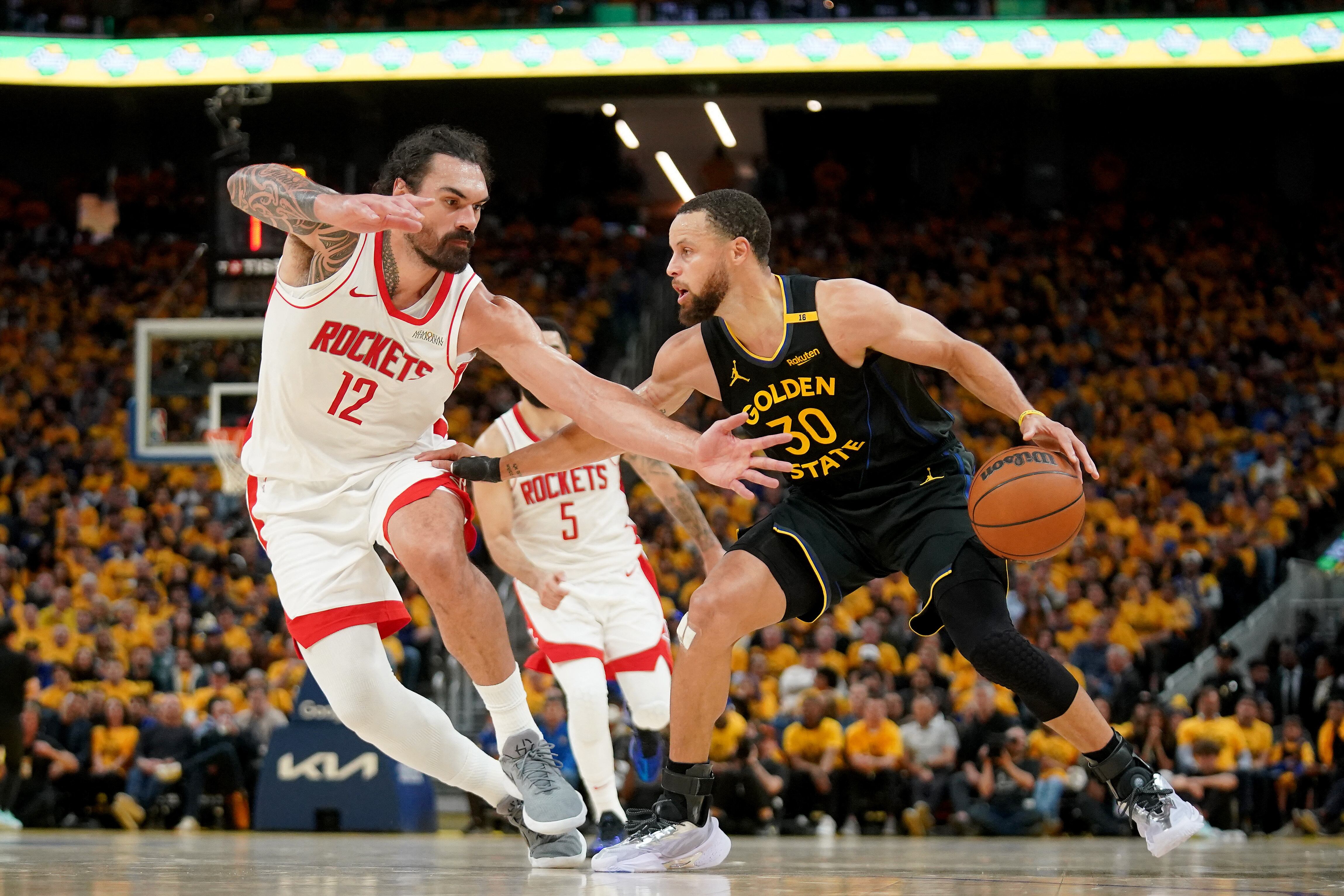 Stephen Curry y Steven Adams en la disputa de una pelota-crédito Cary Edmondson/Imagn Images