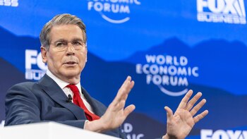 Bessent defiende que EEUU "volverá a tomar" el control del estrecho de Ormuz