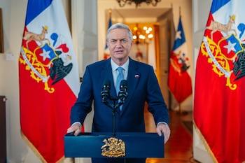 El mandatario José Antonio Kast, hablando en cadena nacional, en el palacio de La Moneda, en Santiago (Chile) (EFE/ Presidencia de Chile)