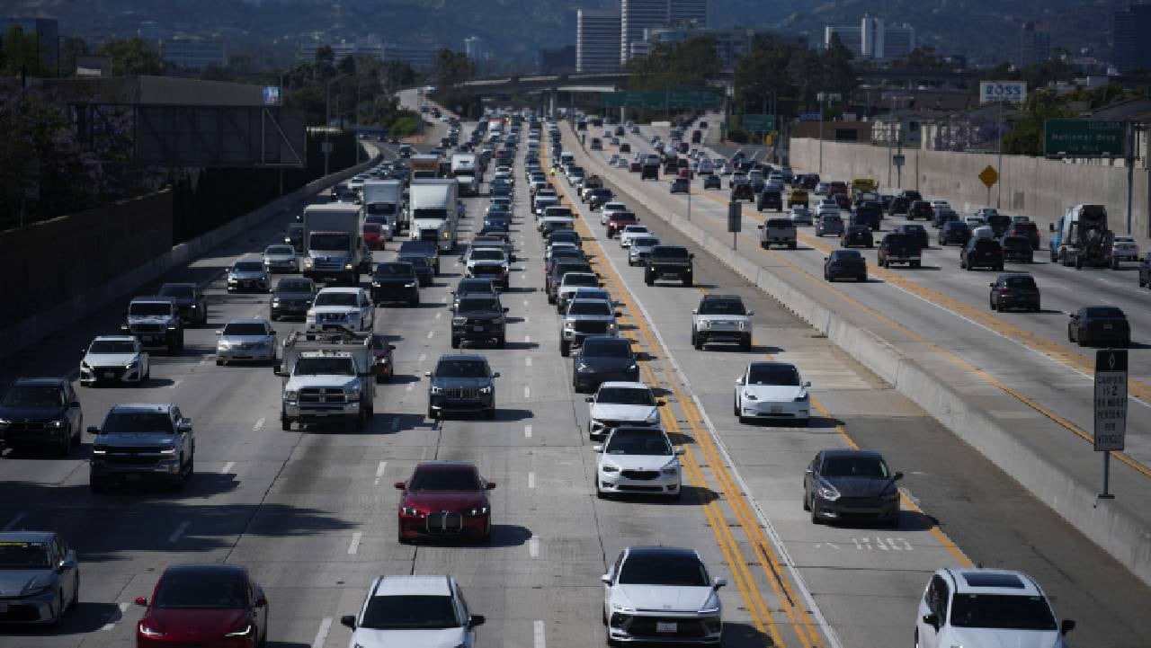 Las irregularidades señaladas por el Departamento de Vehículos Motorizados de California corresponden a exámenes rendidos entre julio de 2025 y abril de 2026 (Reuters).