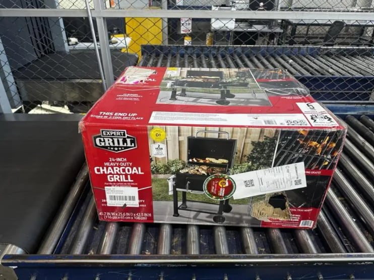 Los 25 cañones para armas de fuego estaban camuflados dentro de un asador metálico, una modalidad utilizada para evadir los controles aduaneros y de seguridad en el principal aeropuerto del país - crédito Dian