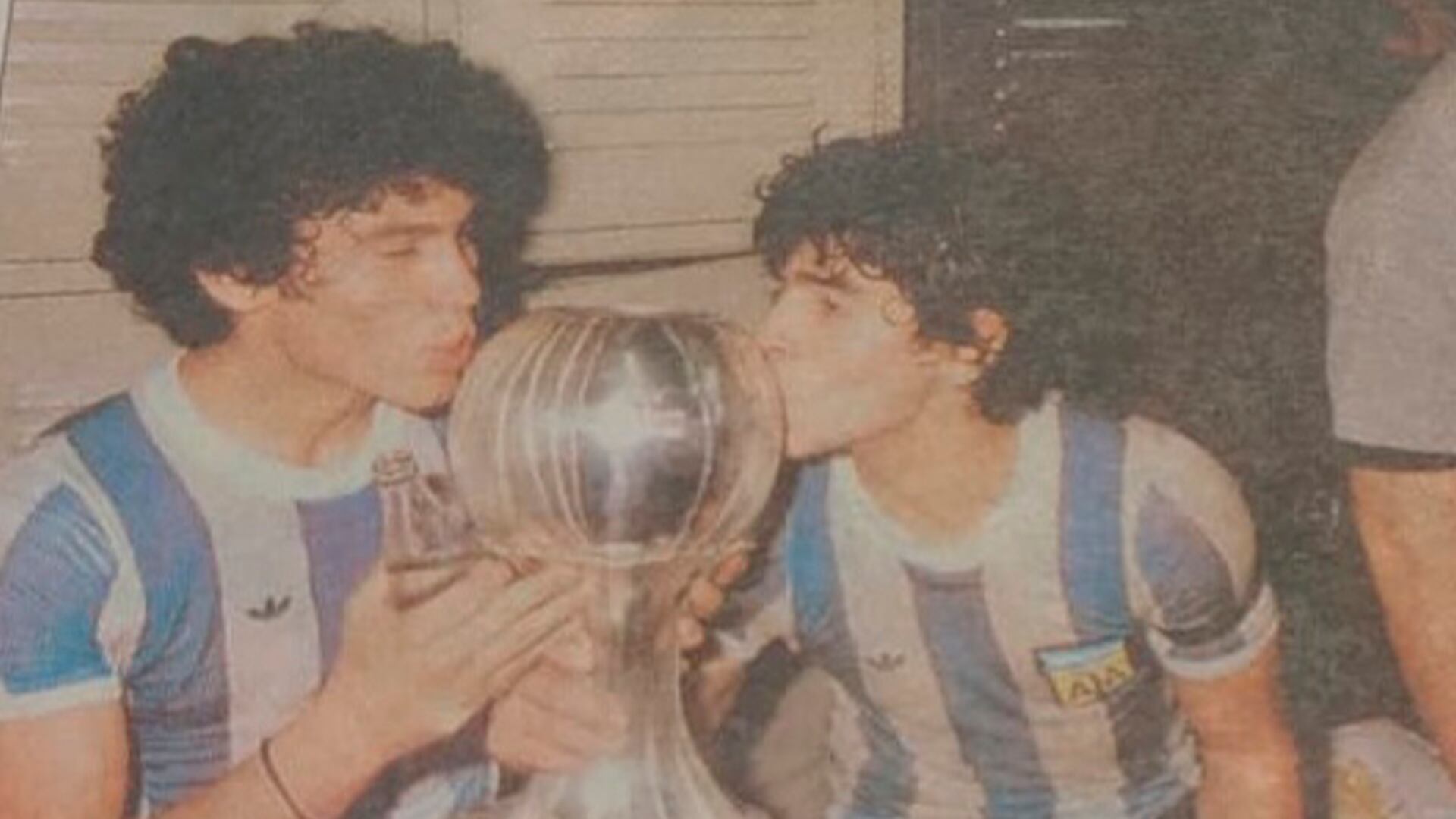 Meza y Maradona besan el trofeo