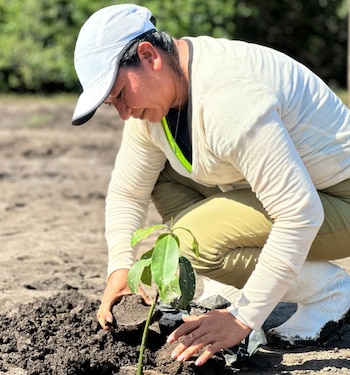 Campesinas de las zonas rurales salvadoreñas supervisan parcelas diversificadas e infraestructura agrícola para asegurar la producción familiar de alimentos (Cortesía: UNES).