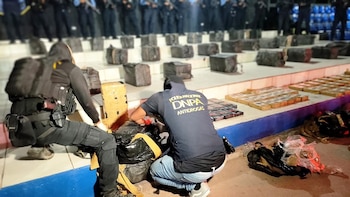 La Policía Nacional decomisó 746 kilogramos de supuesta cocaína ocultos en una zona de manglares del sur de Honduras. (Foto: Policía Nacional)