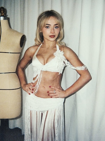 Para el cuarto cambio, Dior ideó un conjunto de top halter asimétrico y falda de flecos largos en blanco óptico y marfil, evocando referencias de showgirl y cabaret (Instagram)