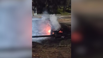 Se incendió un auto en plena General Paz tras un choque y el conductor debió ser trasladado de urgencia