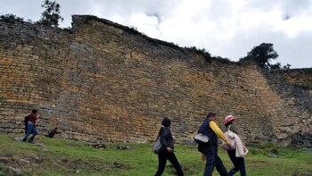 Instalan vallas de metal en