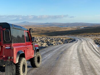Un Land Rover rojo, modelo