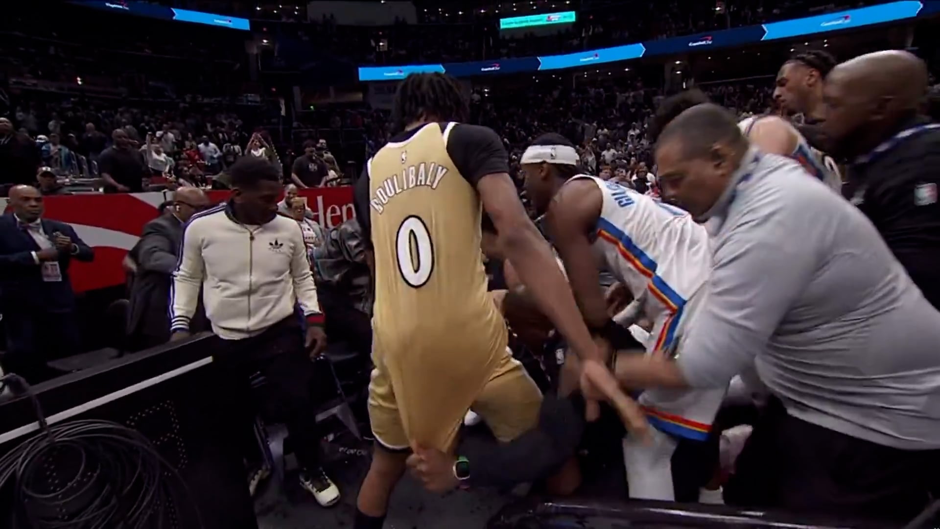 La pelea entre eel Thunder y los Wizards terminó arriba de un camarógrafo