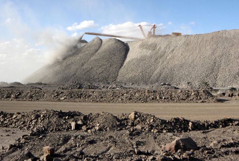 Una máquina de minería en el yacimiento de Bayan Obo, uno de los principales depósitos de tierras raras del mundo, en Mongolia Interior, China (REUTERS/Stringer/Foto de archivo)