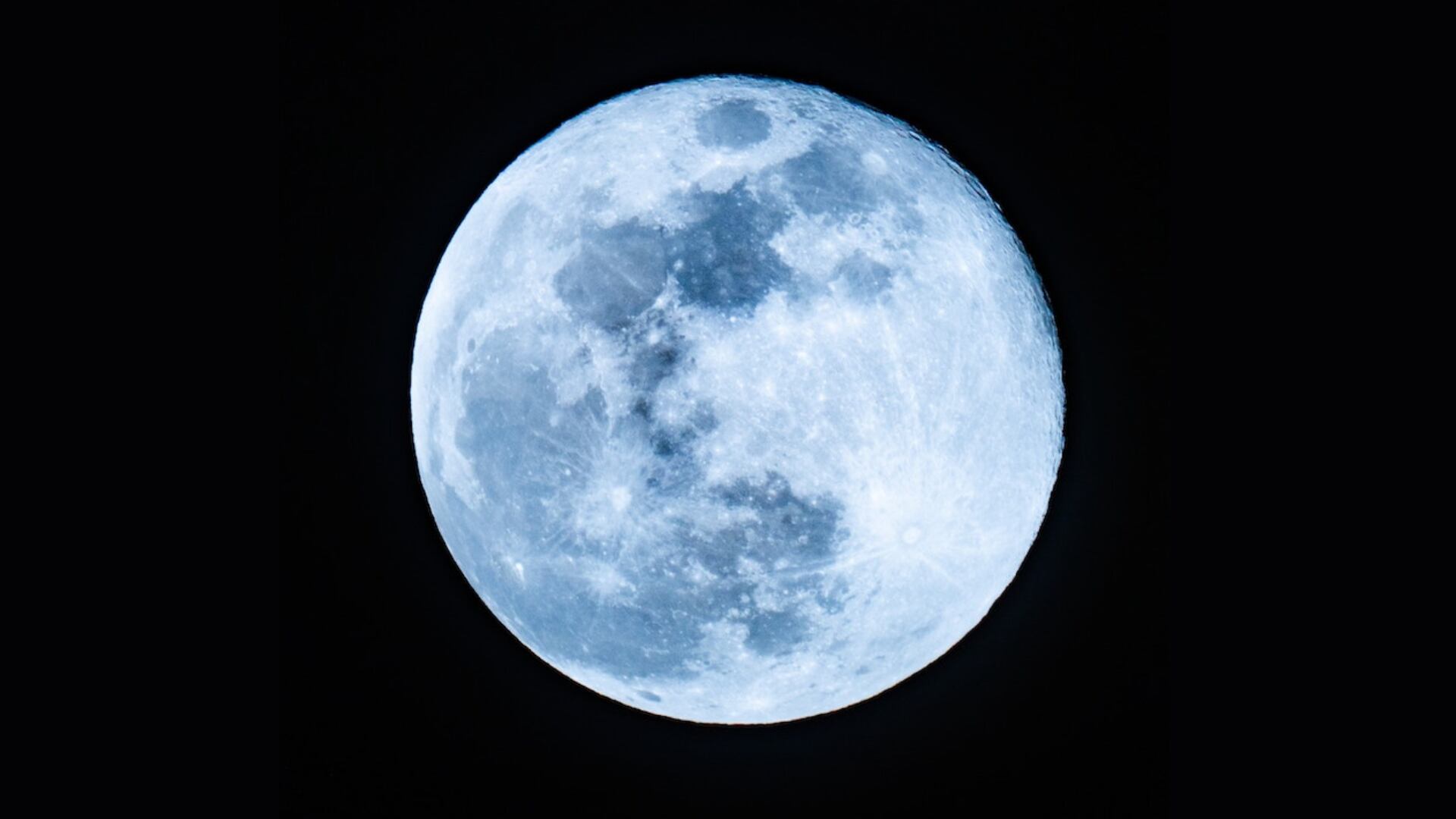 La superluna azul se verá ligeramente más grande y brillante, pero no necesariamente azul.