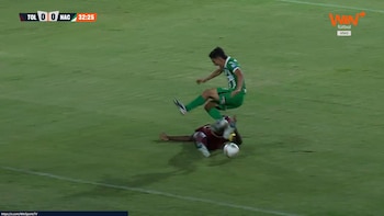 Momento en el que Juan Manuel Rengifo cae el piso tras la patada de Anderson Angulo en el partido Nacional vs. Tolima - crédito Win Sports