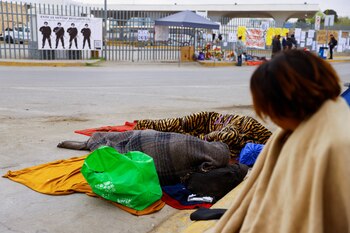 Tras el intenso incendio, migrantes