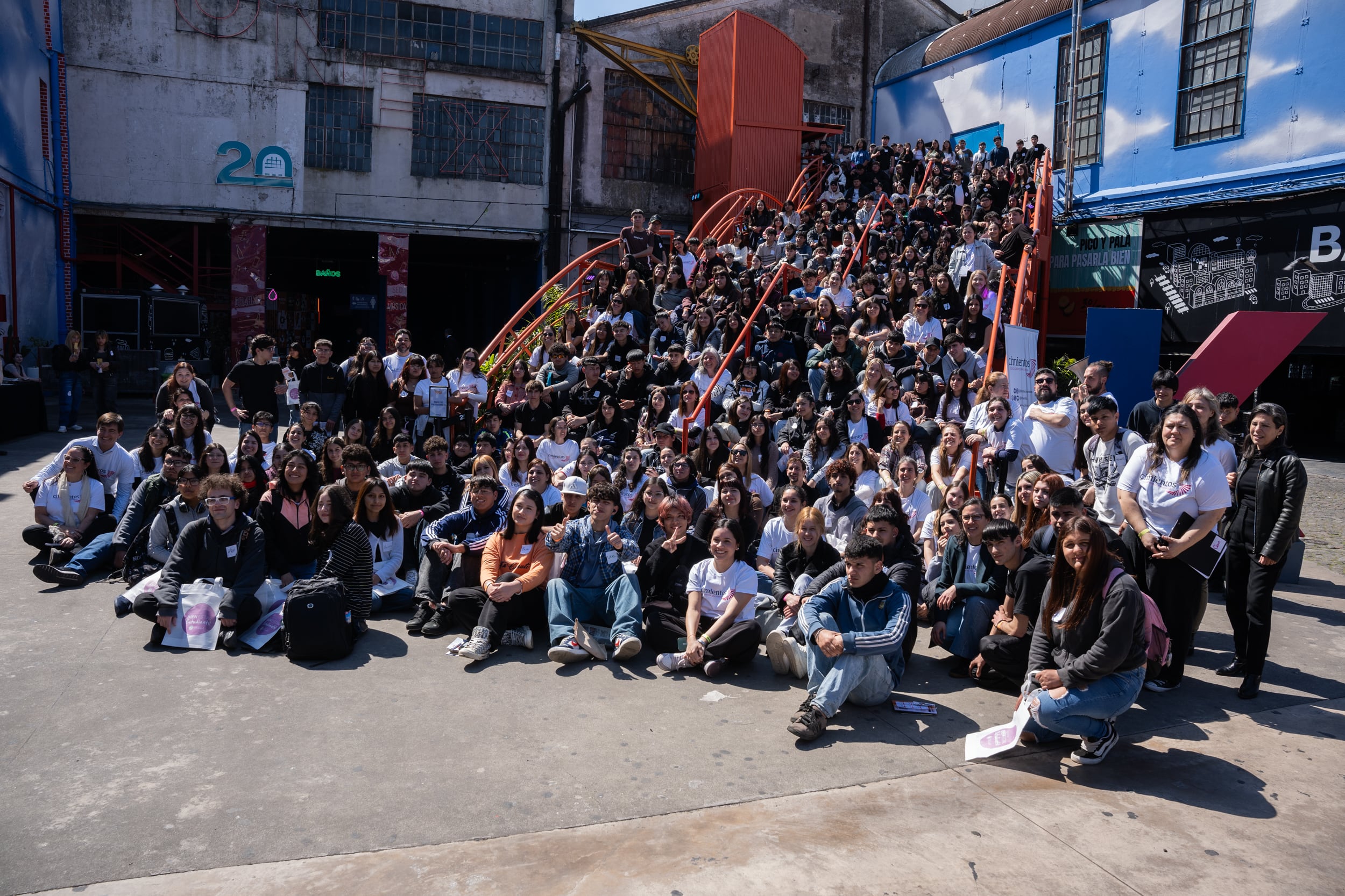 En el encuentro de Fundación Cimientos participaron 350 jóvenes de entre 16 y 18 años de distintos puntos del AMBA. Todos forman parte del programa Futuros Egresados, que acompaña la permanencia y la finalización de la secundaria.