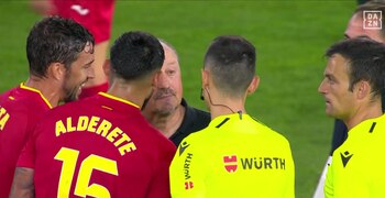 Rafa Benítez conversa con los árbitros y los jugadores del Getafe al finalizar el encuentro.