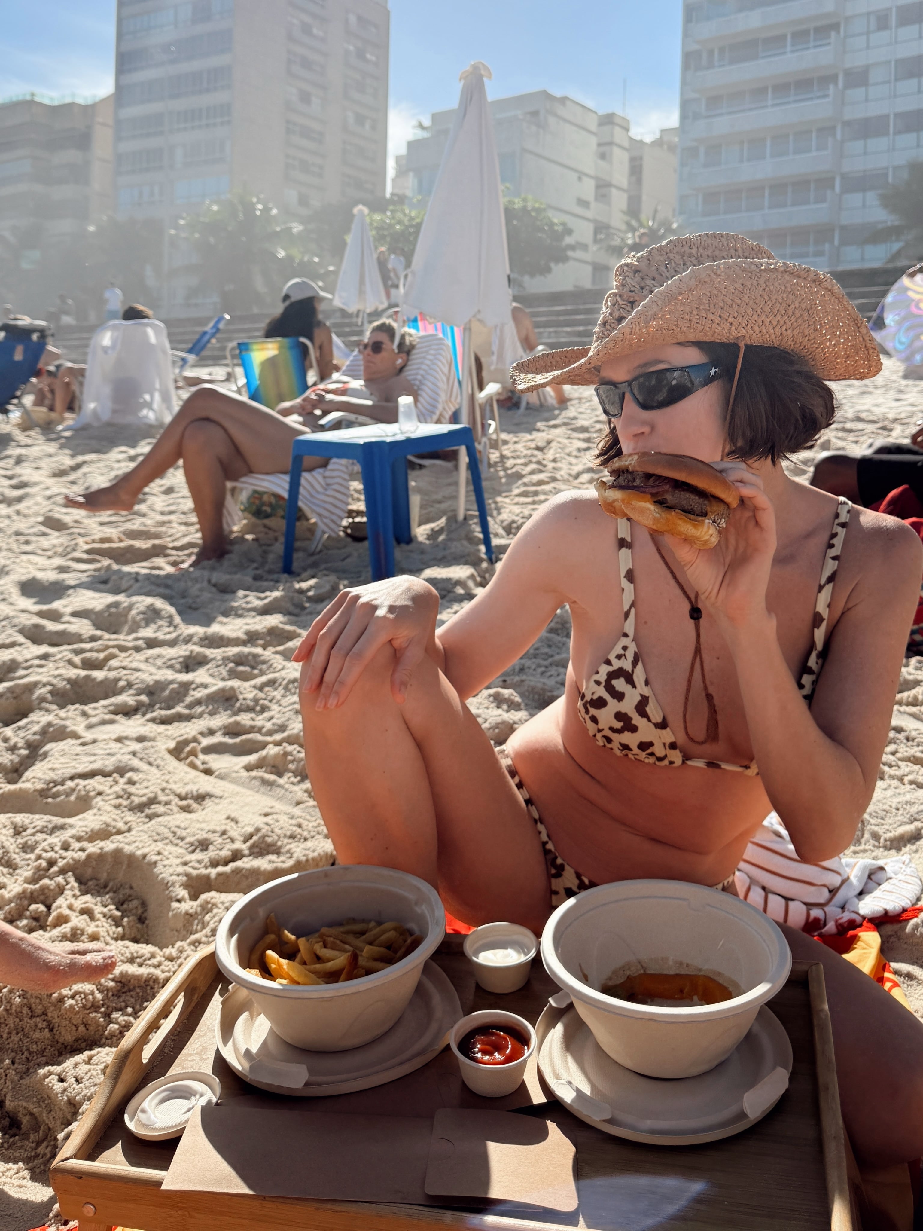 Vetrano no dudo en pedir una hamburguesa para gozar aún más de la playa (Instagram)