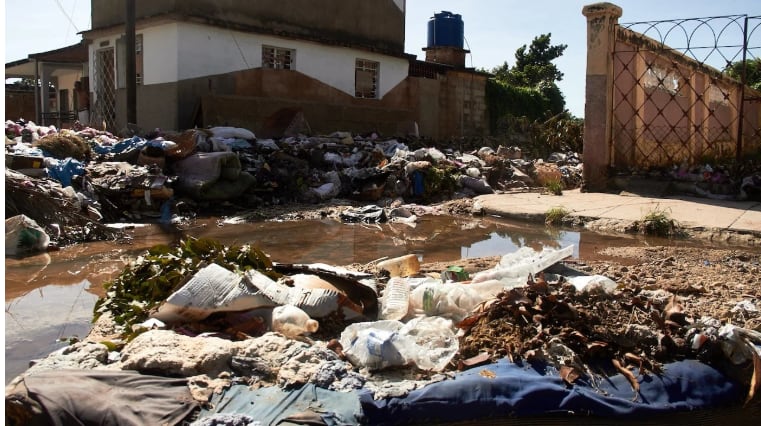 Los vecinos de Matanzas denuncian que un vertedero improvisado en las calles Embarcadero y Mujica fomenta la proliferación de plagas e insectos transmisores de enfermedades. (Imagen retomada de Diario de Cuba)