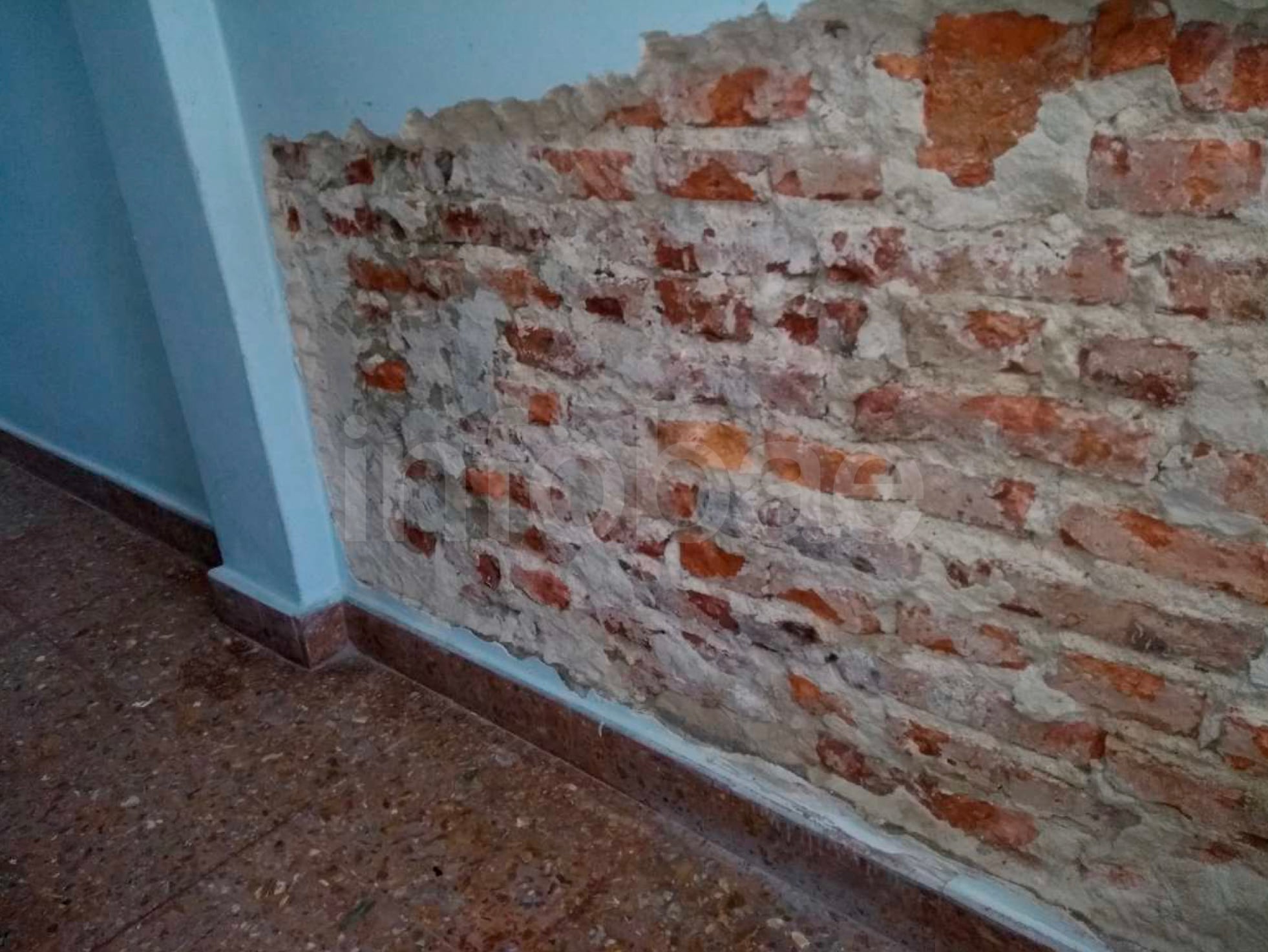 El Juzgado en lo Civil y Comercial n.º 4 de La Matanza rechazó una demanda por daños y perjuicios entre vecinas por humedad en una pared divisoria. (Poder Judicial)