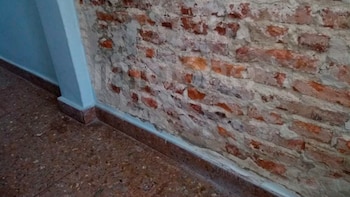 Discutió con su vecina por una pared con humedad, la demandó y perdió: un peritaje definió el caso