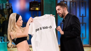 Ana Mena y David Broncano, en 'La Revuelta'