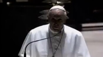 Frente a una multitud de