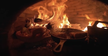 El restaurante tiene hornos de