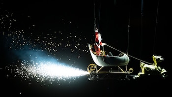 Papá Noel sobrevuela el escenario