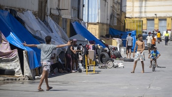 Las comunidades ceden sus vacunas a Ceuta para atajar la crisis migratoria, pero piden a Sanidad que explique cómo se repartirán.
