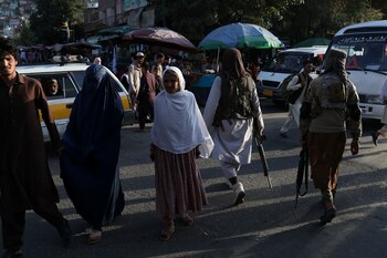 Soldados talibanes patrullando las calles de Kabul (Foto: REUTERS)
