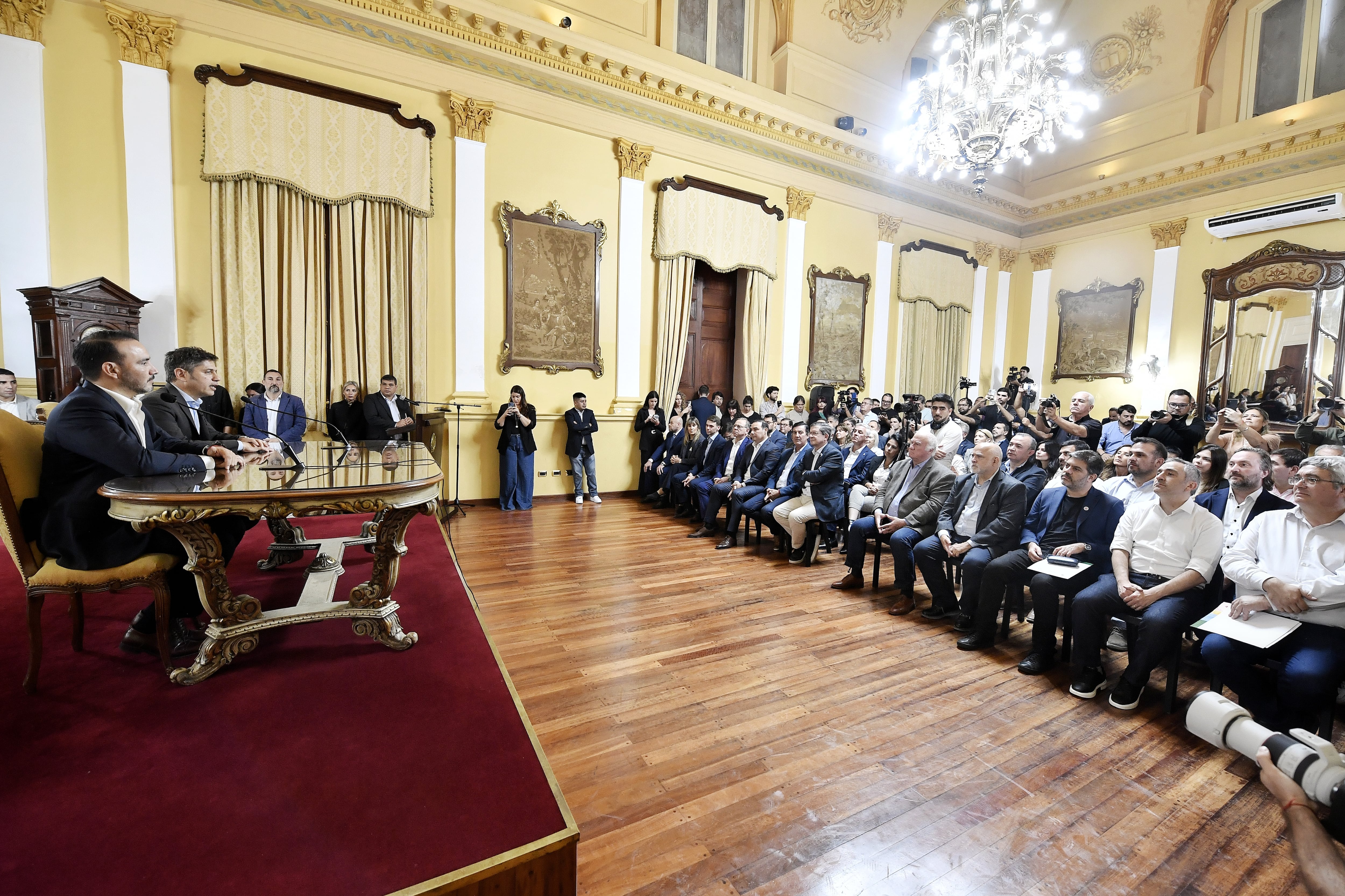 El gobernador bonaerense se mostró más beligerante con el gobierno nacional, mientras que su par correntino manifestó incómodamente sus reclamos
