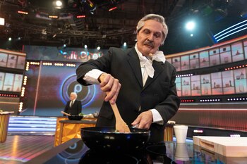 Alberto, cocinando; lo imita Fredy