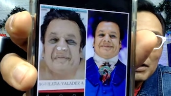 El periodista Jorge Carbajal presentó el comparativo de la imagen del supuesto cadáver y la foto de Juan Gabriel que se utilizó para editarla (Foto: YouTube Productora69)