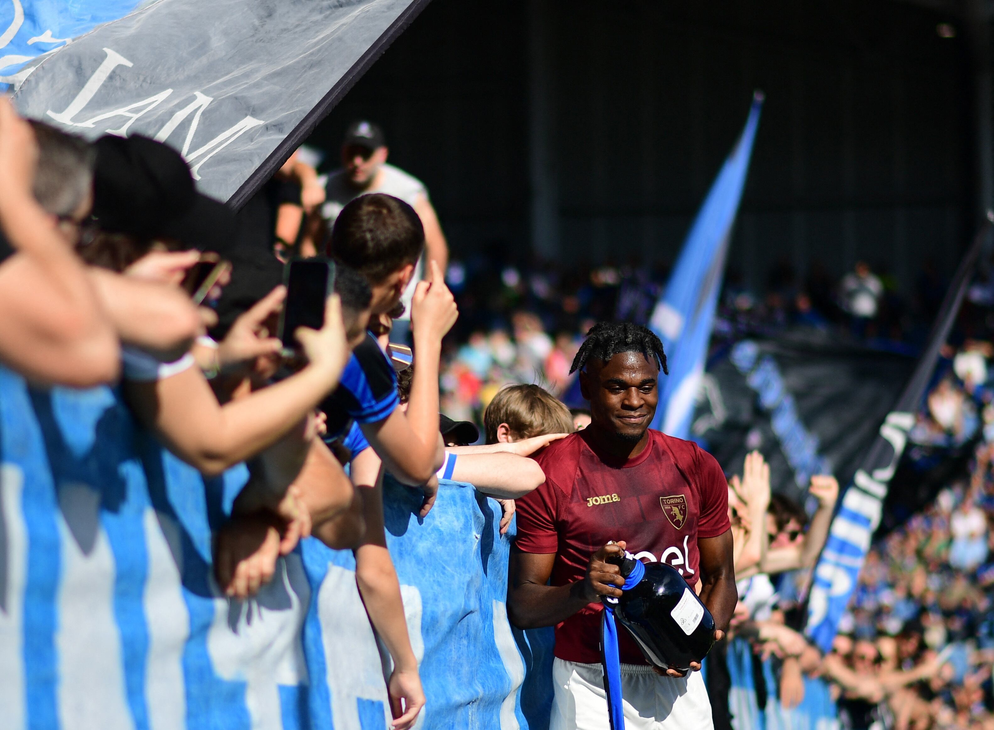 Duván Zapata estuvo en uno de los actos simbólicos por una de las mayores tragedias del fútbol a nivel mundial - crédito Daniele Mascolo / REUTERS